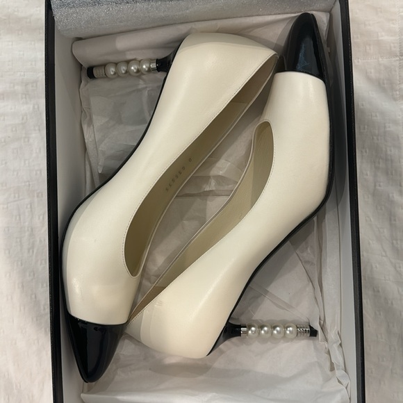 Chanel Pearl Heel Pumps - Picture 2 of 5